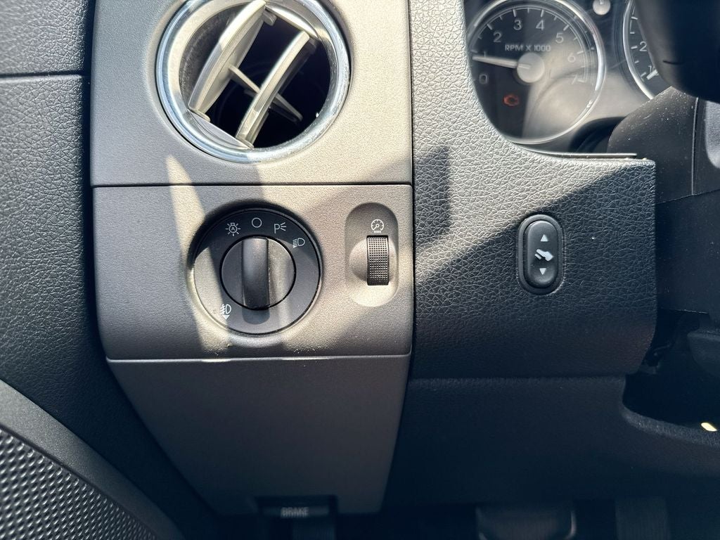 2006 Lincoln Mark LT Base