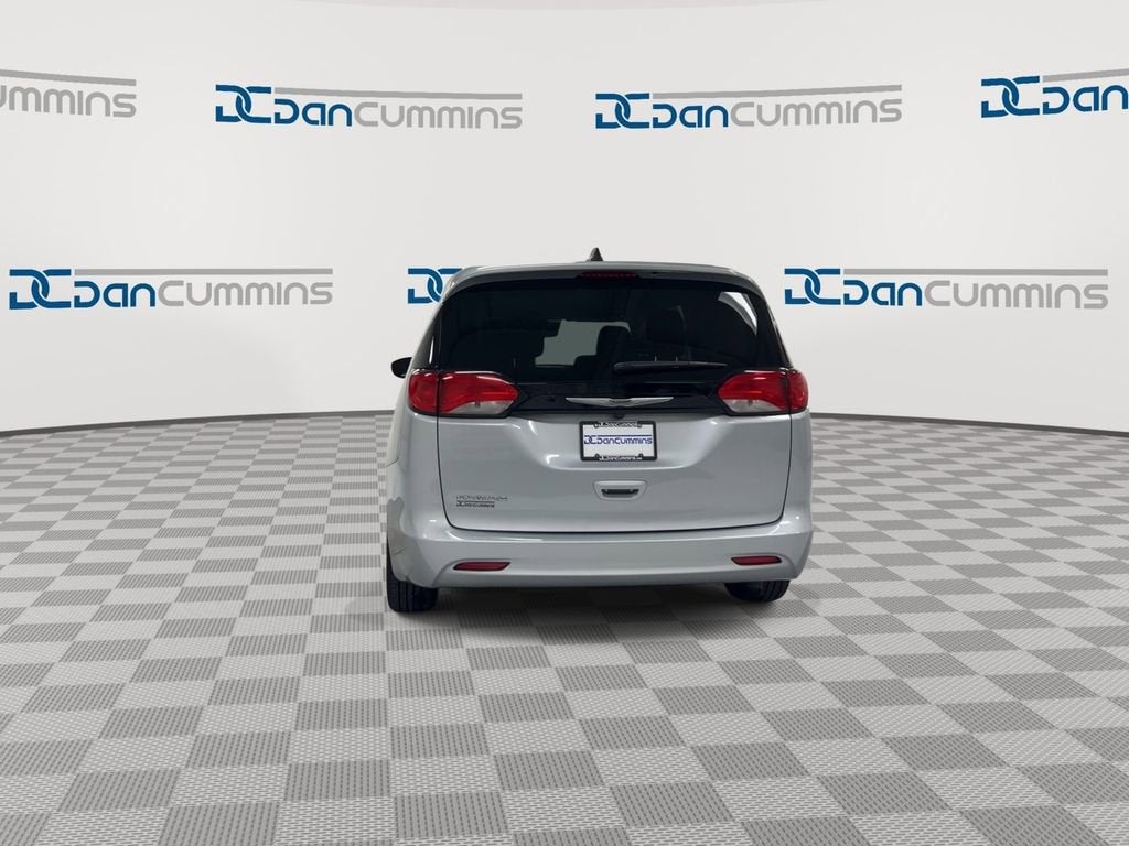 2023 Chrysler Voyager LX