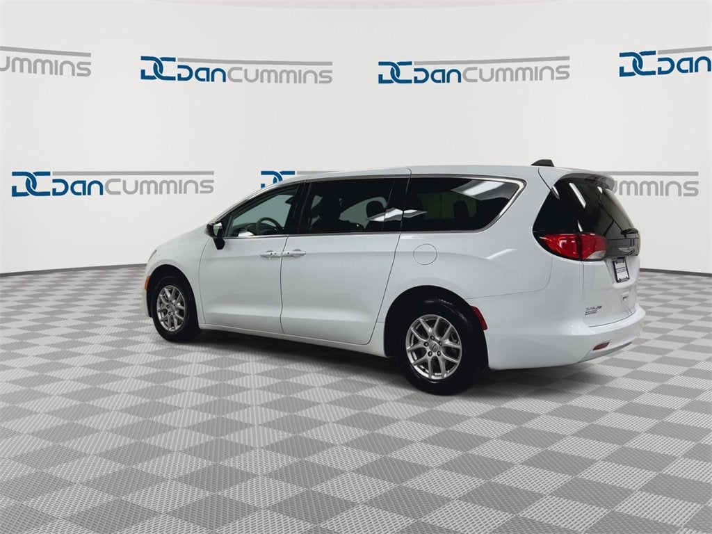 2024 Chrysler Voyager LX