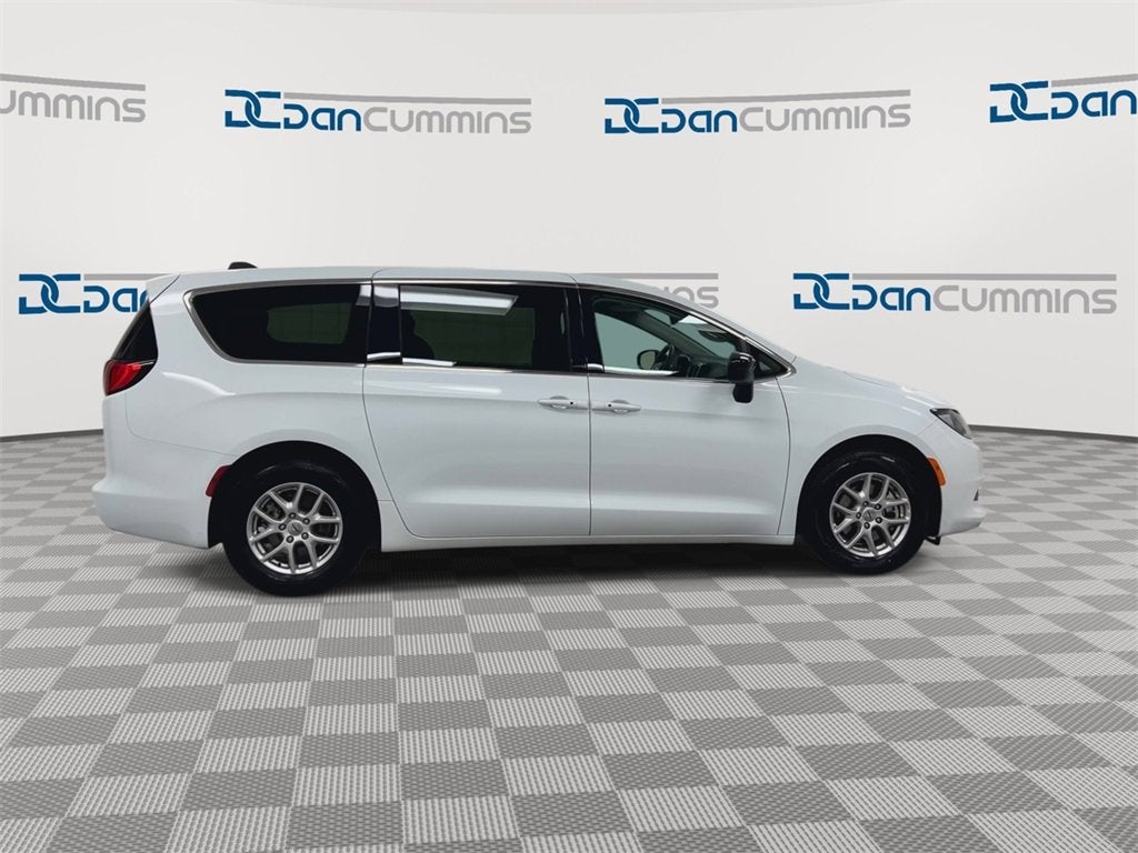 2024 Chrysler Voyager LX