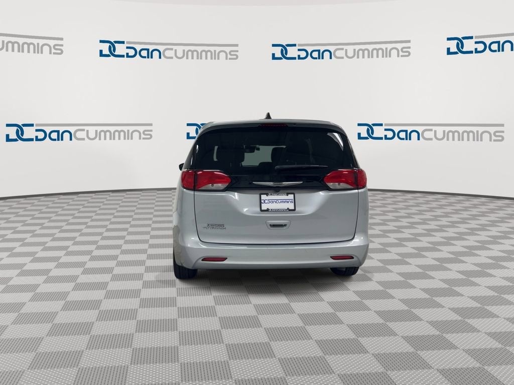 2023 Chrysler Voyager LX