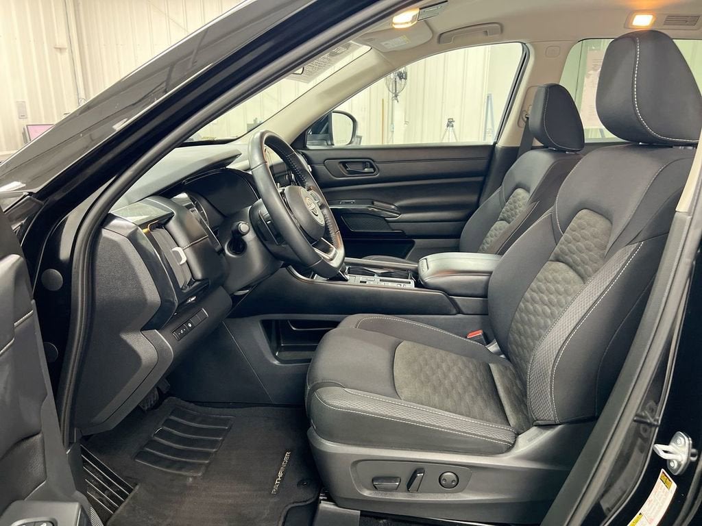 2023 Nissan Pathfinder SV