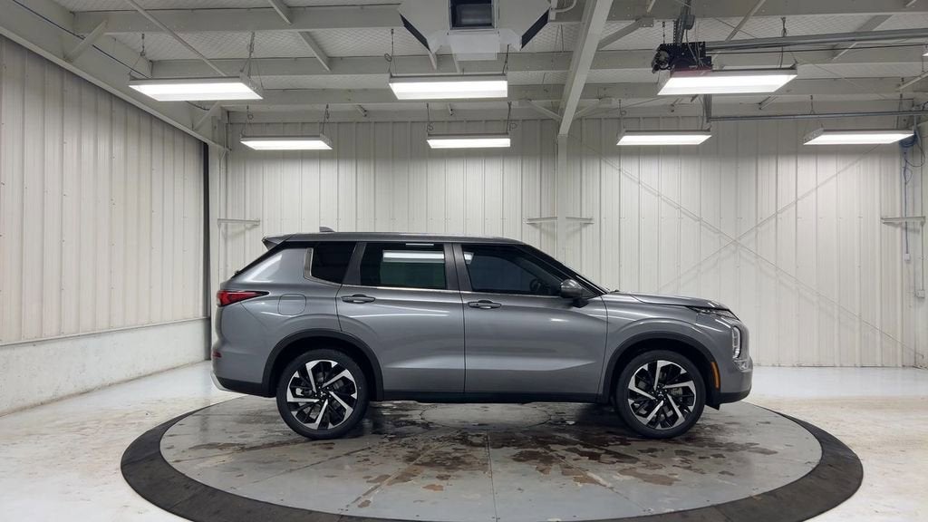 2023 Mitsubishi Outlander SE