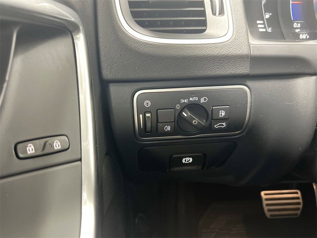 2017 Volvo V60 R-Design Platinum