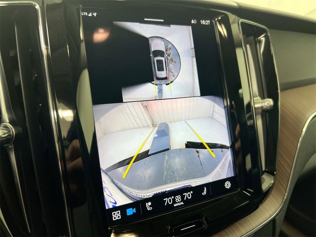 2024 Volvo XC60 Plus Dark Theme