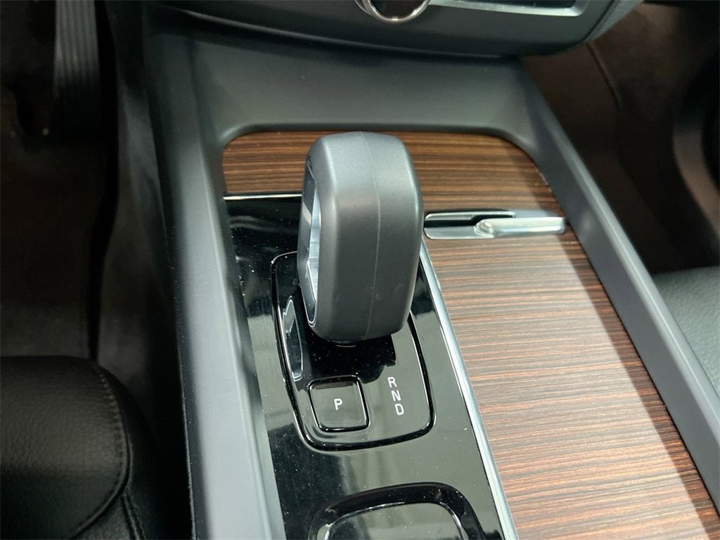 2024 Volvo XC60 Plus Dark Theme