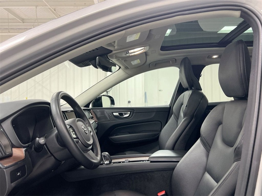 2024 Volvo XC60 Plus Dark Theme