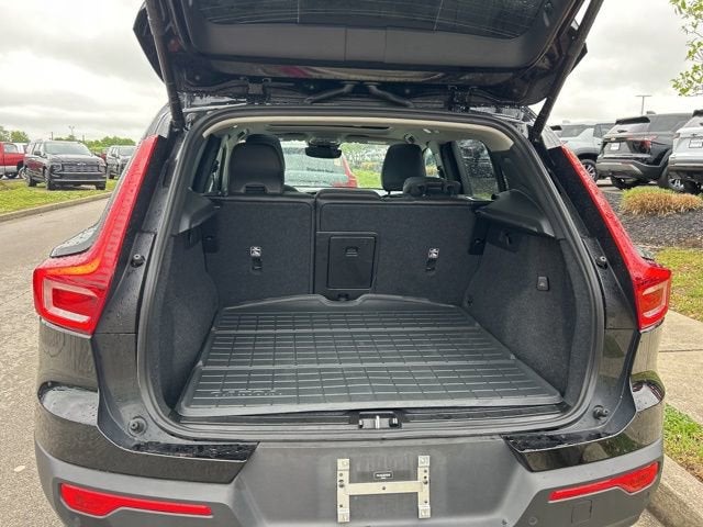 2024 Volvo XC40 Plus Dark Theme