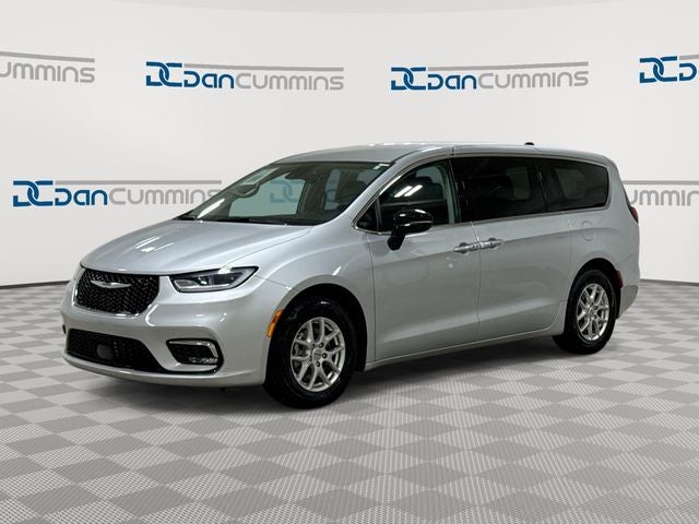 2024 Chrysler Pacifica Touring L's photo