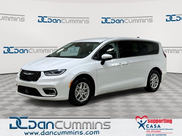 2023 Chrysler Pacifica Touring L's photo