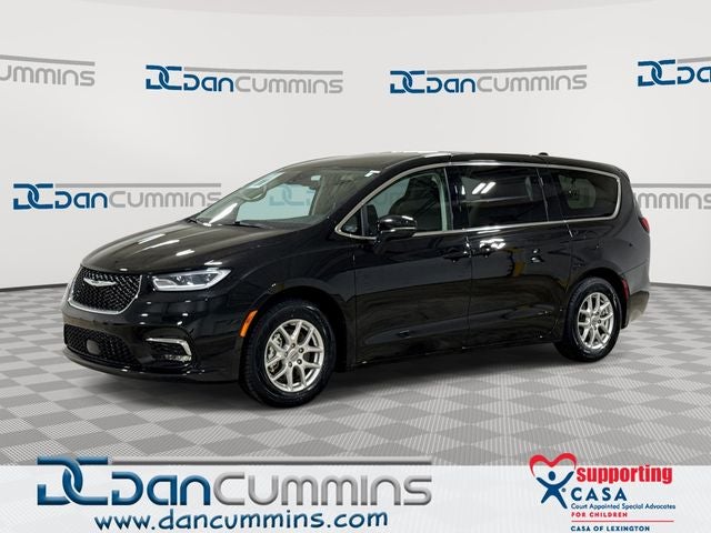 2024 Chrysler Pacifica Touring L's photo
