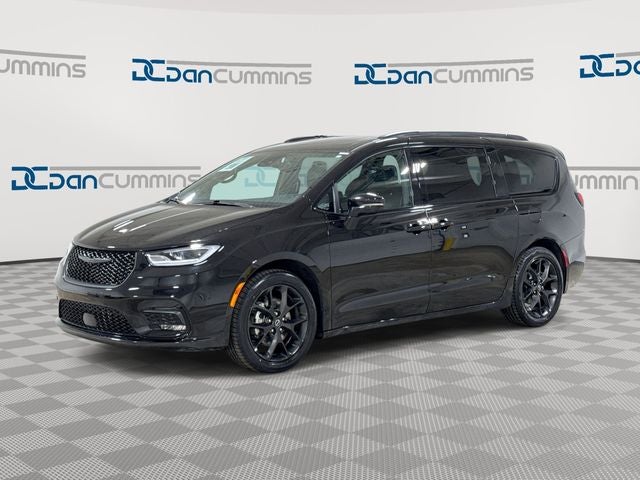 2025 Chrysler Pacifica Limited's photo