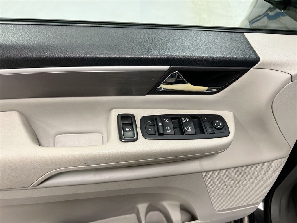 2011 Volkswagen Routan SE