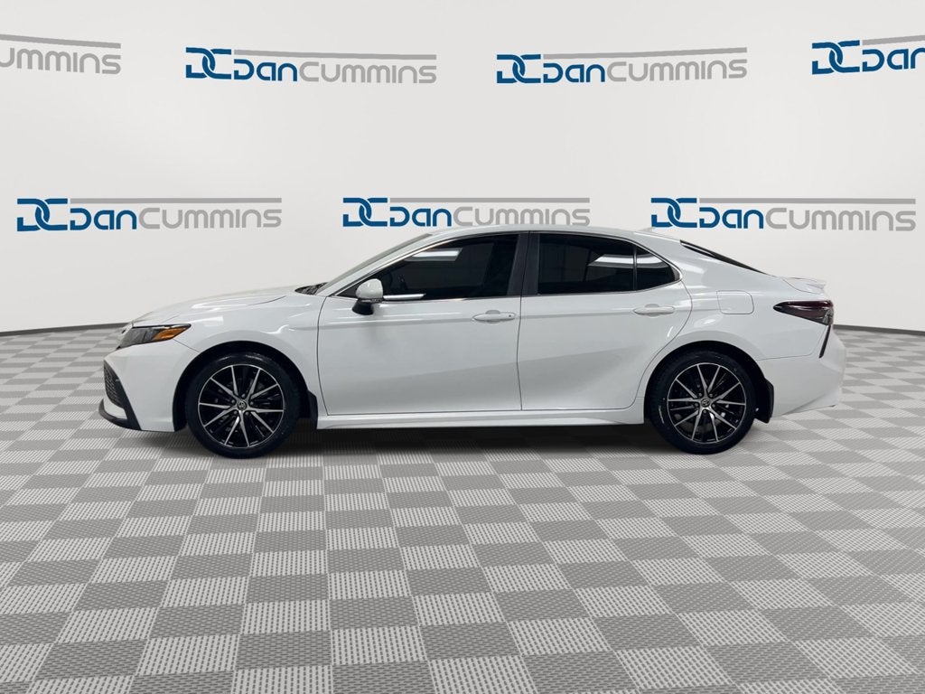 2022 Toyota Camry Hybrid SE