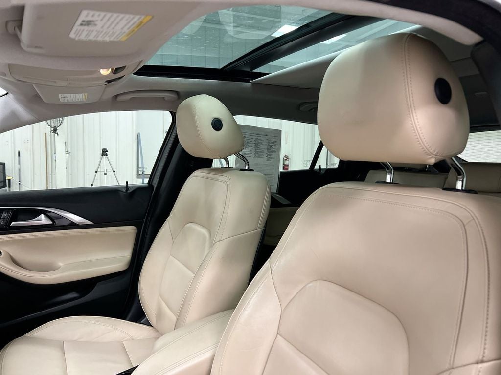2017 INFINITI QX30 Premium
