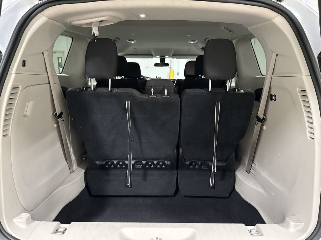 2022 Chrysler Voyager LX