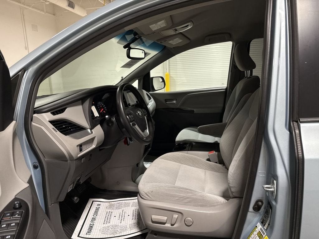 2016 Toyota Sienna LE AAS