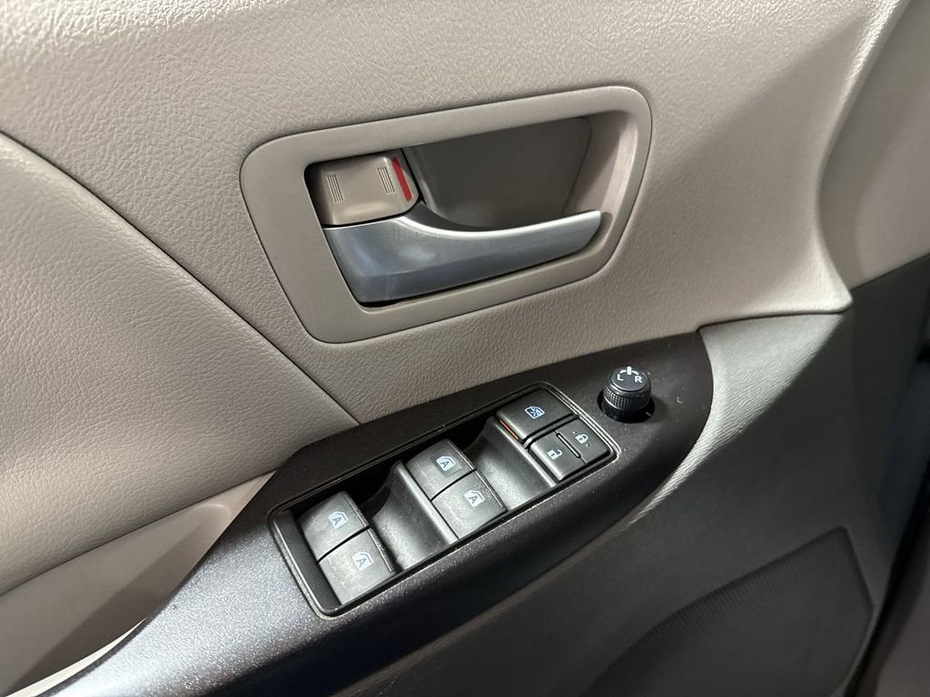 2016 Toyota Sienna LE AAS