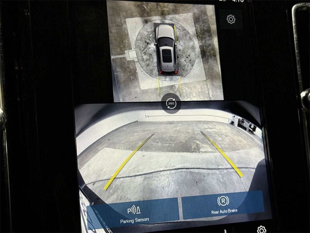 2024 Volvo XC40 Plus Bright Theme