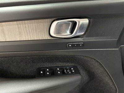 2024 Volvo XC40 Plus Bright Theme