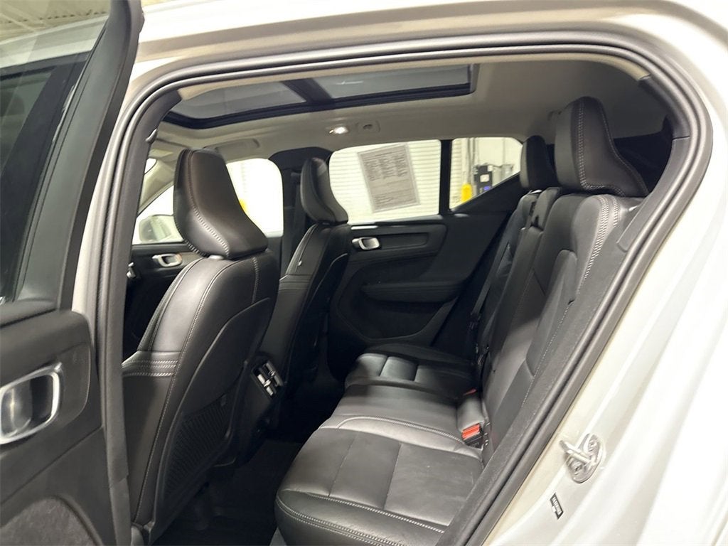 2024 Volvo XC40 Plus Bright Theme