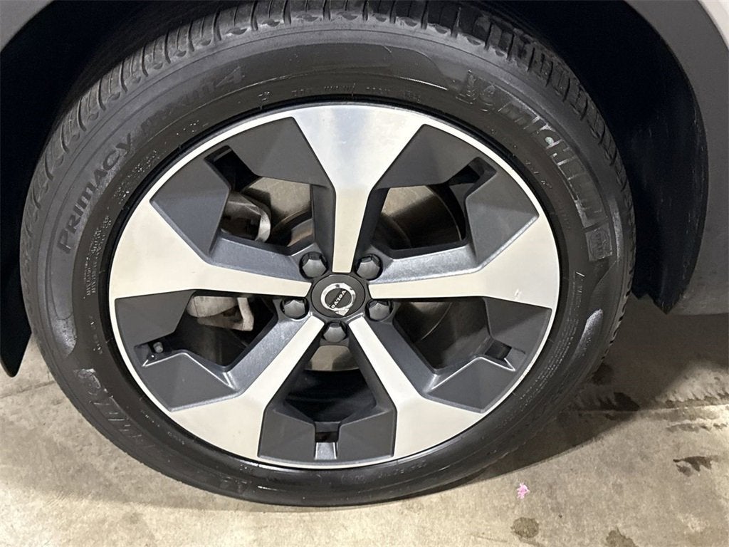 2024 Volvo XC40 Plus Bright Theme