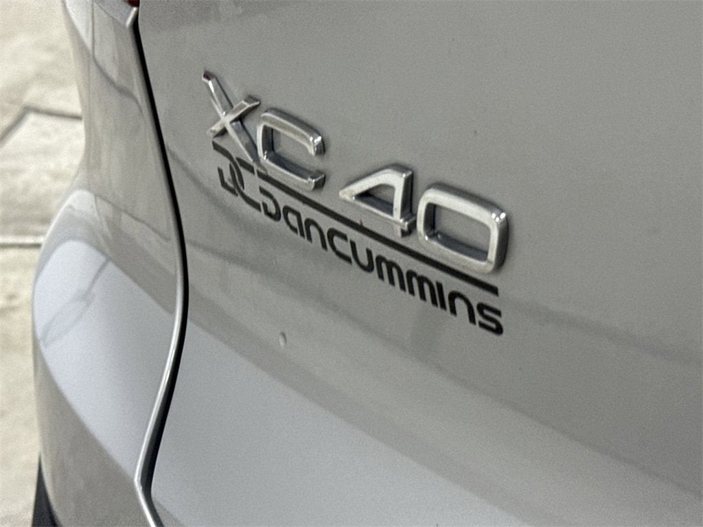 2024 Volvo XC40 Plus Bright Theme
