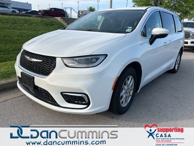 2023 Chrysler Pacifica Touring L's photo