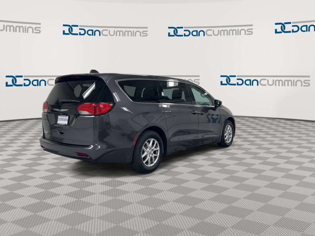 2022 Chrysler Voyager LX