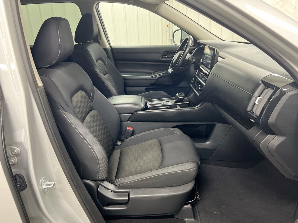 2023 Nissan Pathfinder SV