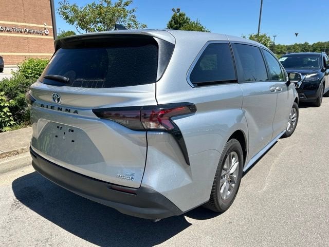 2023 Toyota Sienna LE