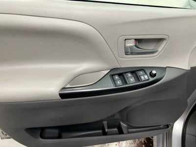 2018 Toyota Sienna LE Auto Access Seat