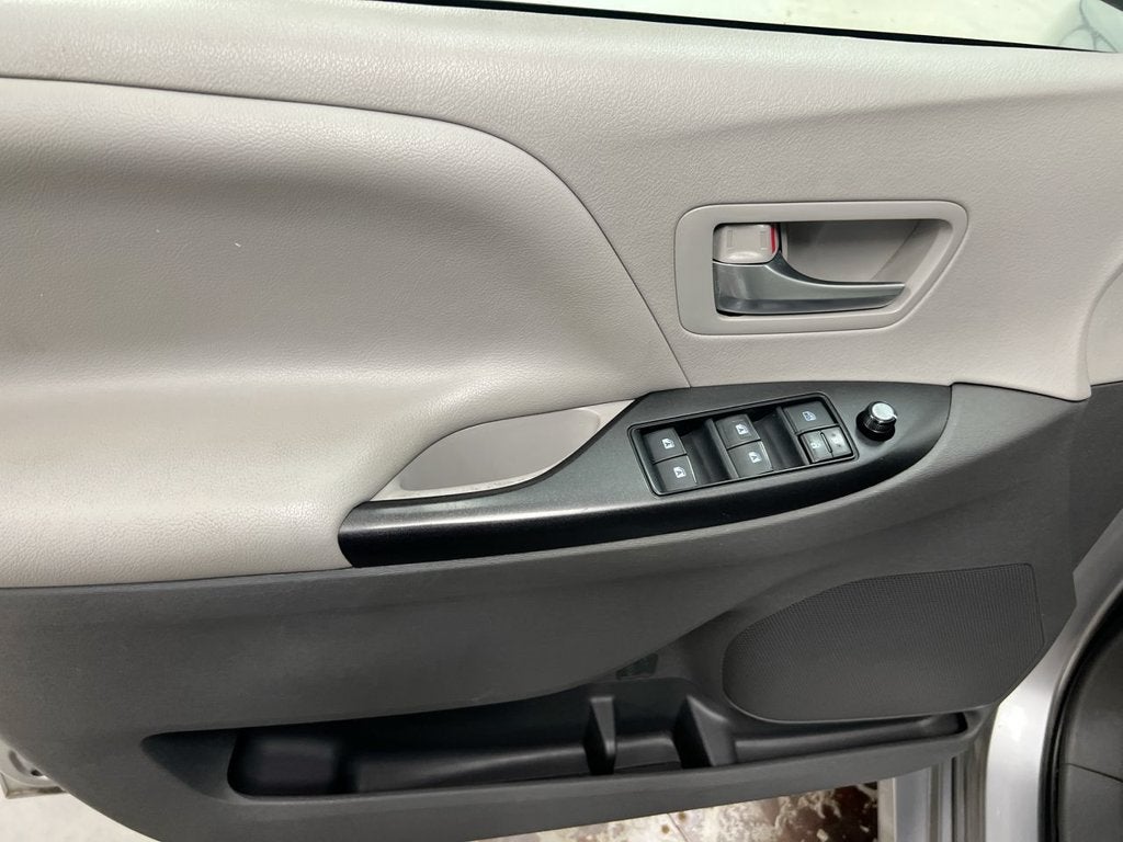 2018 Toyota Sienna LE Auto Access Seat