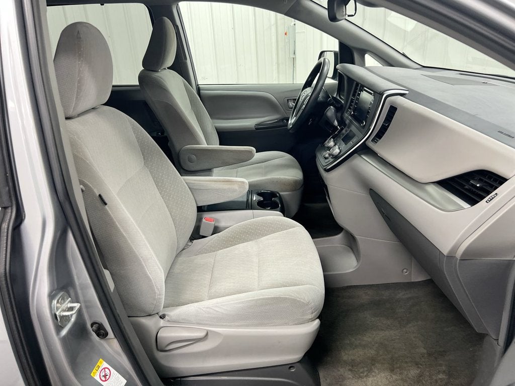 2018 Toyota Sienna LE Auto Access Seat