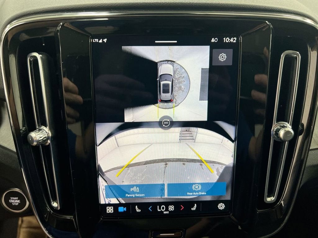 2024 Volvo XC40 Plus Dark Theme