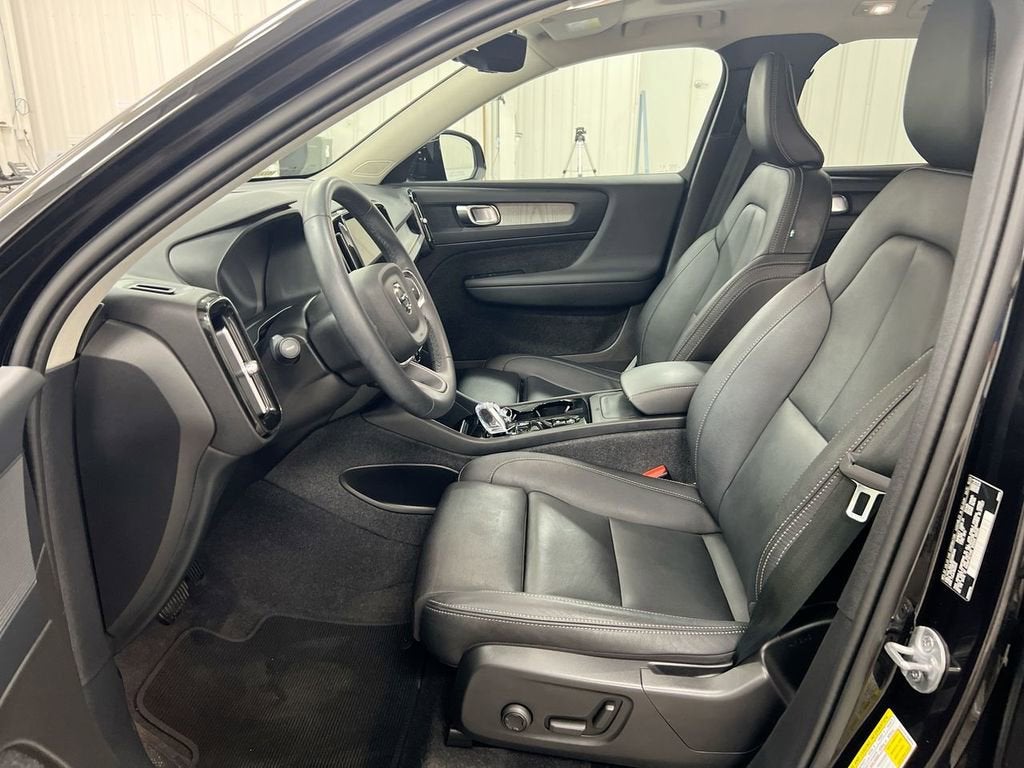 2024 Volvo XC40 Plus Dark Theme