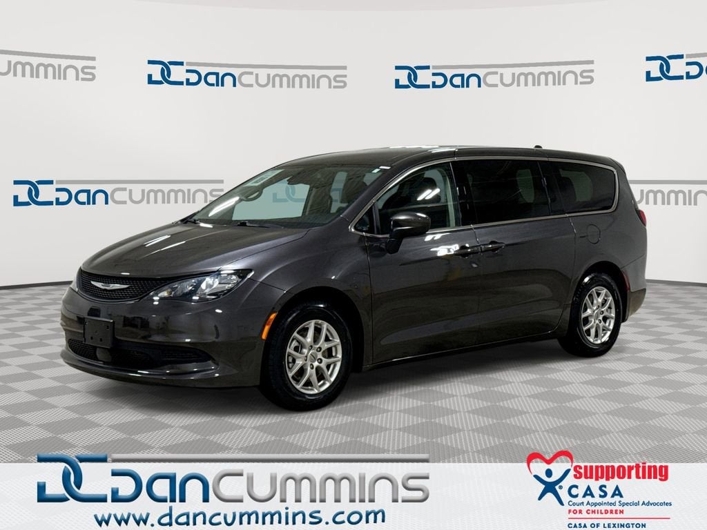 2023 Chrysler Voyager LX's photo