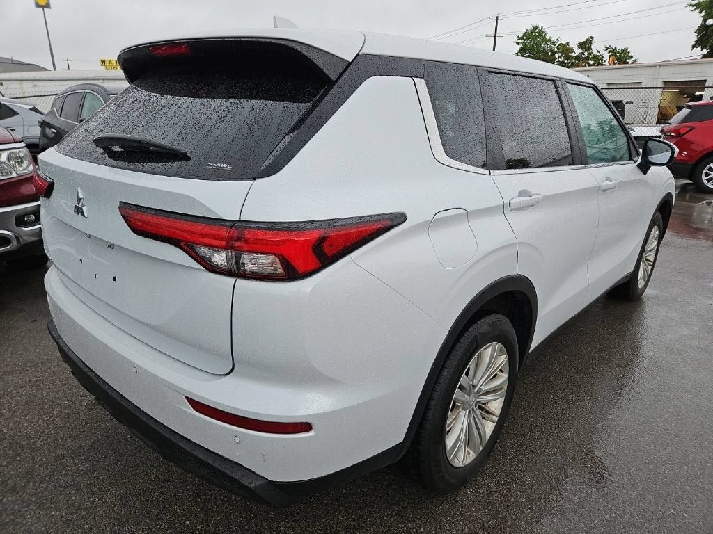 2024 Mitsubishi Outlander ES
